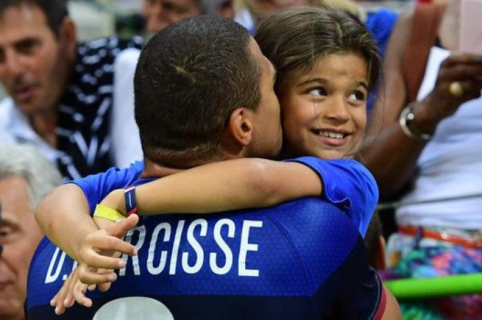 13 emotivas fotos de atletas olímpicos celebrando la victoria con sus hijos