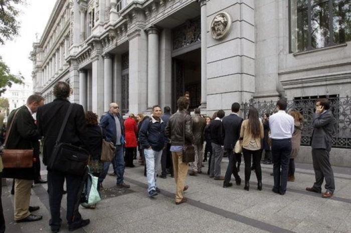Colas en el Banco de España en el penúltimo día para canjear pesetas por euros