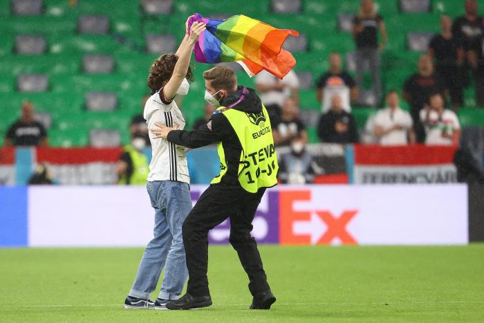 El fútbol que merecemos: cómo dar una lección de Derechos Humanos a la UEFA en imágenes