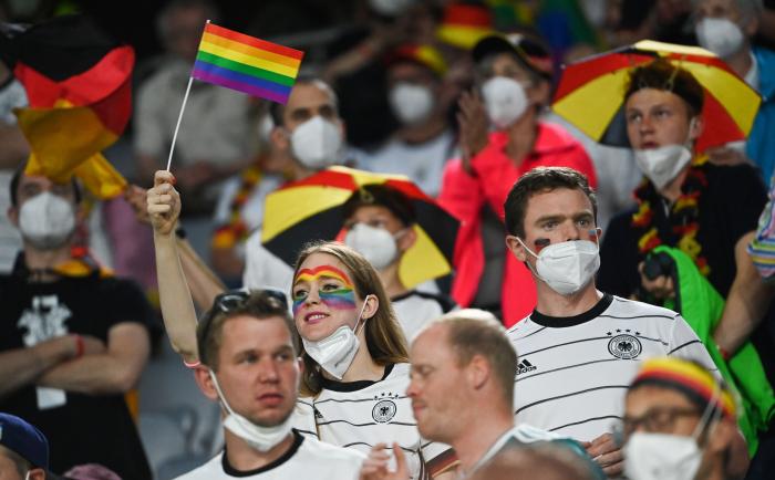El fútbol que merecemos: cómo dar una lección de Derechos Humanos a la UEFA en imágenes