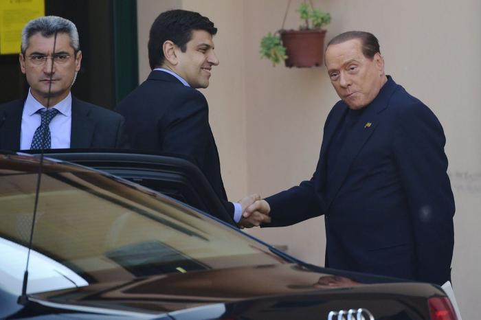 Berlusconi comienza su condena a un año de trabajos en un centro de ancianos (FOTOS)