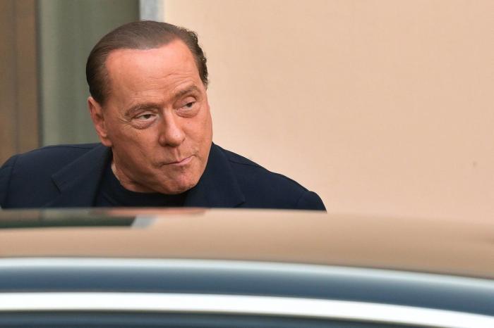 Berlusconi comienza su condena a un año de trabajos en un centro de ancianos (FOTOS)
