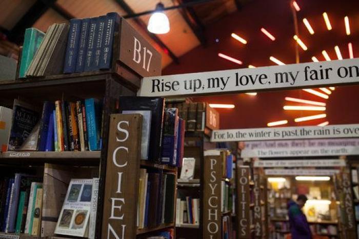 Aparece un falso 'libro-bomba' en una librería de Badajoz