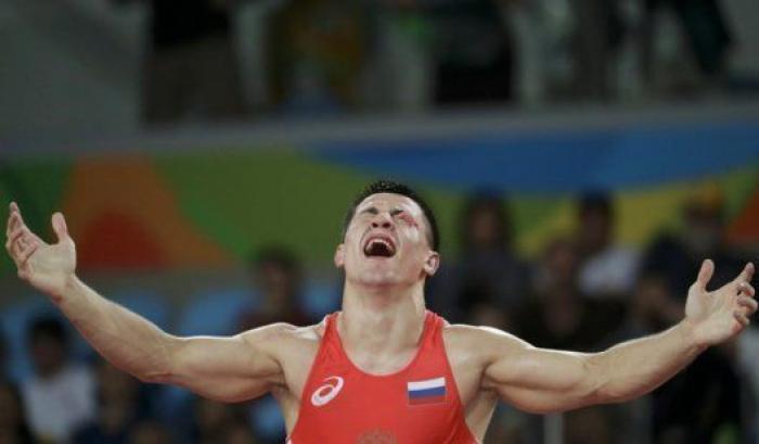 Román Vlásov ganó el oro en lucha grecorromana tras desmayarse en semifinales