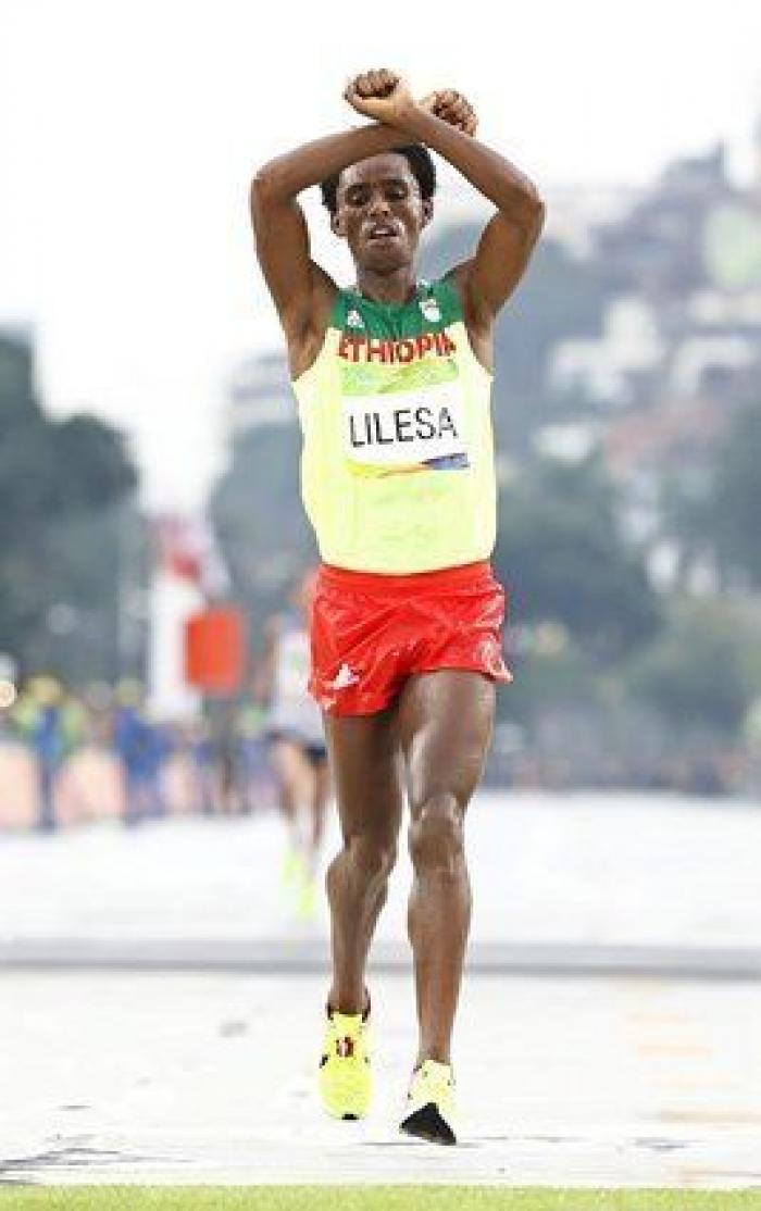 La protesta de este atleta al terminar la maratón puede costarle la vida