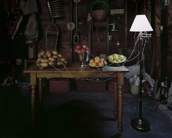 El fotógrafo Caleb Charland recupera el viejo experimento de la patata y la energía