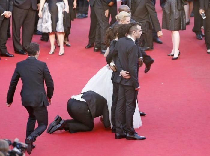 Un hombre se cuela bajo el vestido de la actriz América Ferrera en Cannes (VÍDEO, FOTOS)