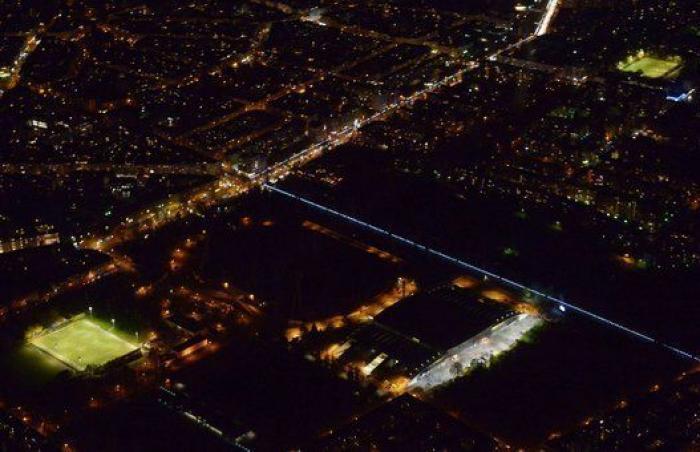 Impresionantes fotos nocturnas de Berlín: las luces blancas recrean el muro