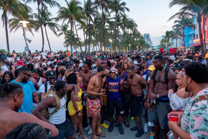 Gas pimienta, porras y toque de queda: caos en Miami por la incontrolable llegada de turistas