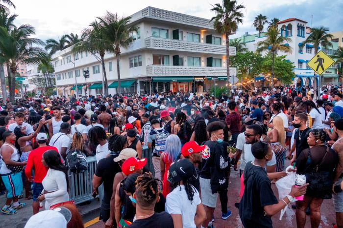 Gas pimienta, porras y toque de queda: caos en Miami por la incontrolable llegada de turistas