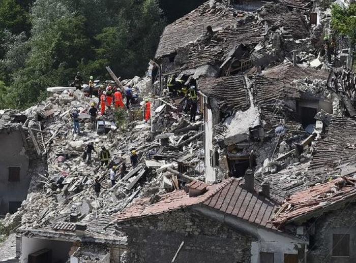 Esta familia muere abrazada en Accumoli, una de las zonas más afectadas por el terremoto de Italia