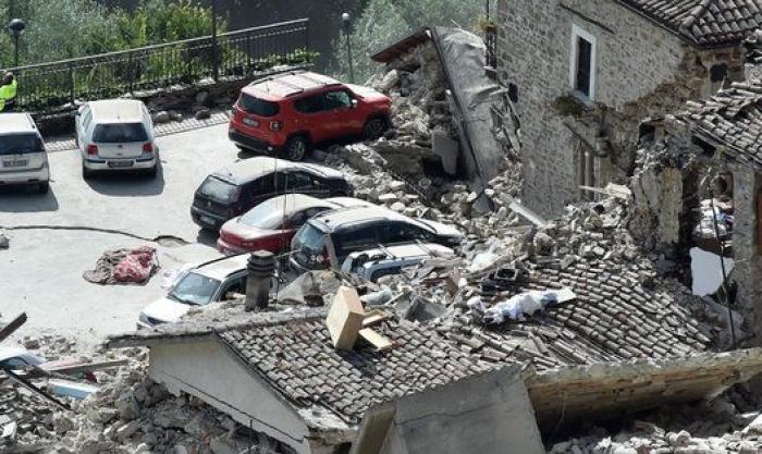 Esta familia muere abrazada en Accumoli, una de las zonas más afectadas por el terremoto de Italia