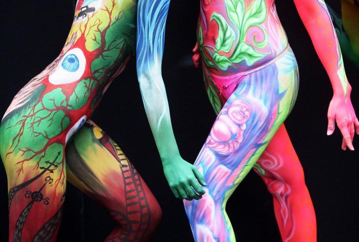 La magia de la pintura corporal: nadie se da cuenta de que va sin pantalones (VÍDEO)