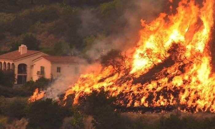 Un incendio en Girona obliga a evacuar a 350 personas