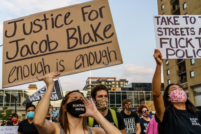 Un coordinador de Vox defiende al supremacista de 17 años que mató a dos manifestantes en EEUU