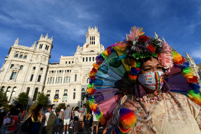 El PP continuará negociando con Vox la derogación de artículos de las leyes LGTBi en Madrid