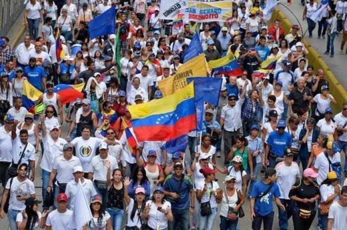 El 'zasca' en Twitter de IU al economista de cabecera de Aguirre por este tuit sobre Venezuela