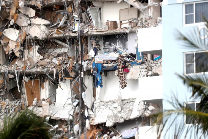 Demolidos con una explosión controlada los restos del edificio colapsado en Miami