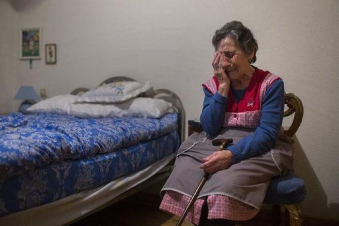 Las fotos de la vergüenza: el desahucio de una mujer de 85 años en Madrid