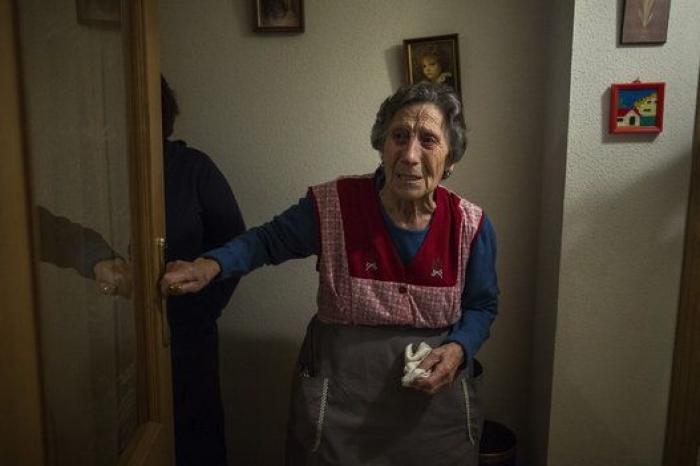 Las fotos de la vergüenza: el desahucio de una mujer de 85 años en Madrid