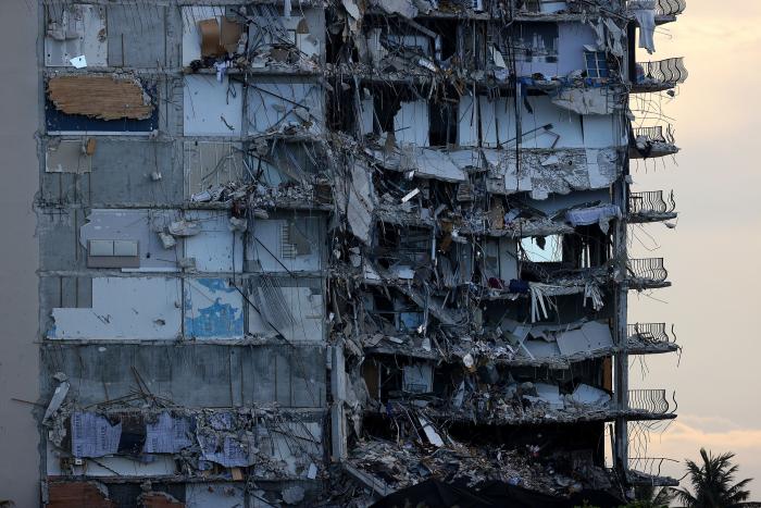 Demolidos con una explosión controlada los restos del edificio colapsado en Miami