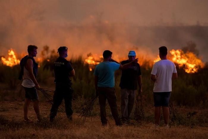 200 desalojados y mil hectáreas afectadas por un incendio en Almonaster la Real