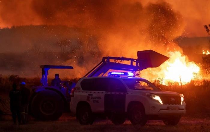 200 desalojados y mil hectáreas afectadas por un incendio en Almonaster la Real
