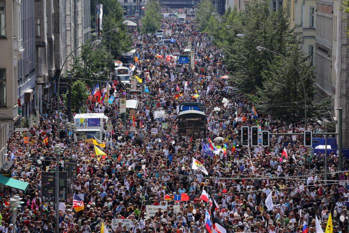 Más de 160.000 negacionistas se manifiestan en varias ciudades de Francia convocados por la ultraderecha