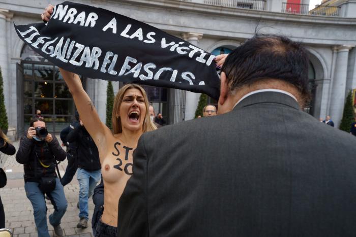 Activistas de Femen irrumpen en un acto franquista en el centro de Madrid