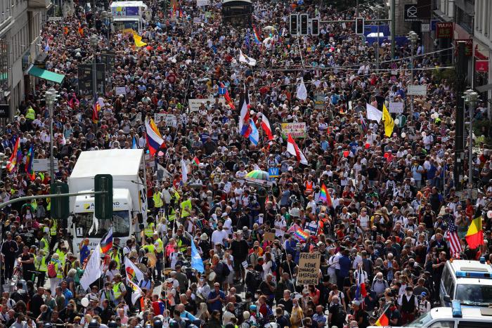 Casi 20.000 negacionistas se manifiestan sin mascarilla en Berlín en pleno repunte de contagios