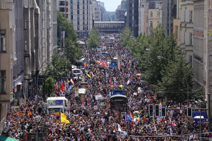 Casi 20.000 negacionistas se manifiestan sin mascarilla en Berlín en pleno repunte de contagios