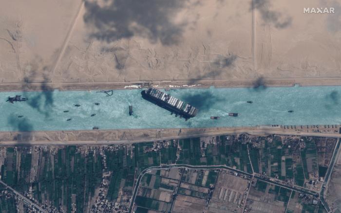 El 'Ever Given' reinicia la navegación tras permanecer retenido casi 4 meses en el Canal de Suez