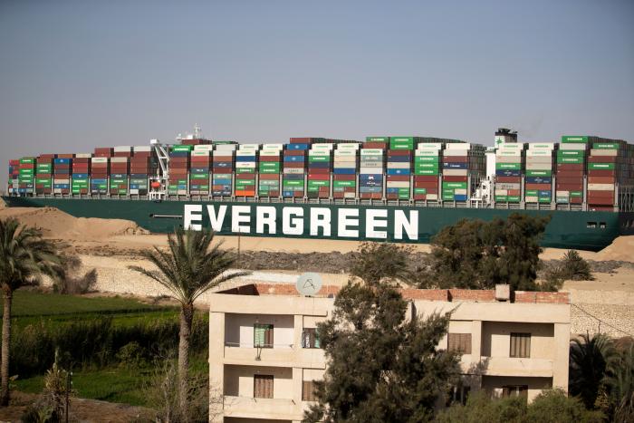 Suez desbloqueado: ahora el reto es dar paso a 422 barcos atascados y ver quién es el culpable