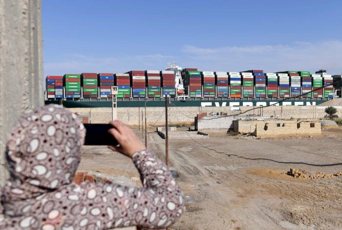 El 'Ever Given' reinicia la navegación tras permanecer retenido casi 4 meses en el Canal de Suez