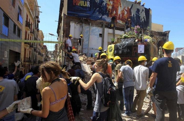 Miles de personas se manifiestan en Barcelona contra el derribo de Can Vies