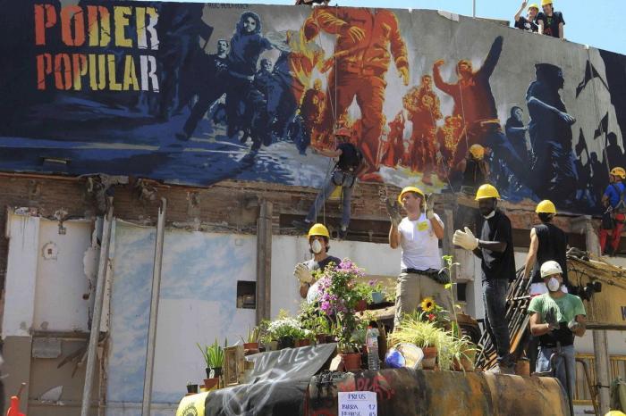 Cientos de personas inician la reconstrucción de Can Vies sin oposición policial