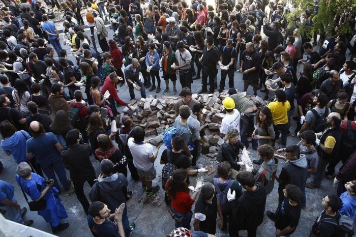 Miles de personas se manifiestan en Barcelona contra el derribo de Can Vies