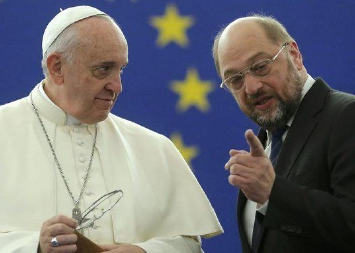 El papa en el Parlamento Europeo: el aplauso de Pablo Iglesias y el plante de Izquierda Plural