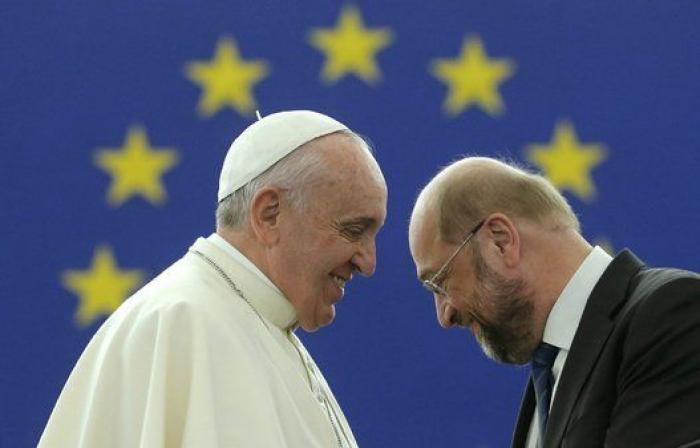 El papa en el Parlamento Europeo: el aplauso de Pablo Iglesias y el plante de Izquierda Plural