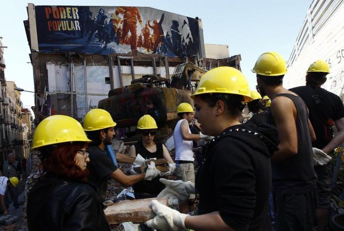 Cientos de personas inician la reconstrucción de Can Vies sin oposición policial