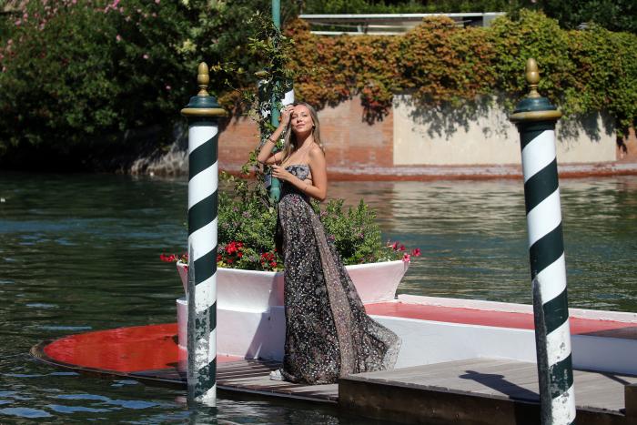 Ester Expósito conquista la alfombra roja del Festival de Venecia