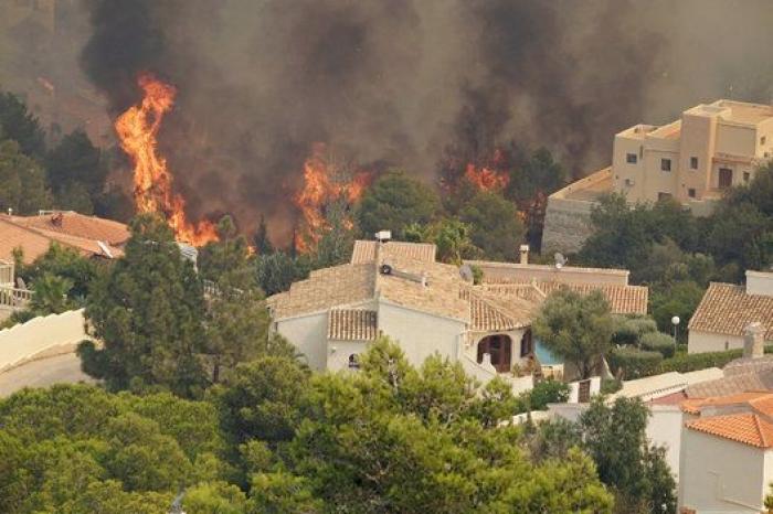 El viento reaviva el fuego y calcina casas tras quemar 300 hectáreas en Alicante