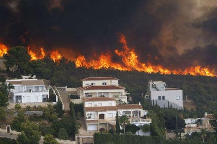 El viento reaviva el fuego y calcina casas tras quemar 300 hectáreas en Alicante