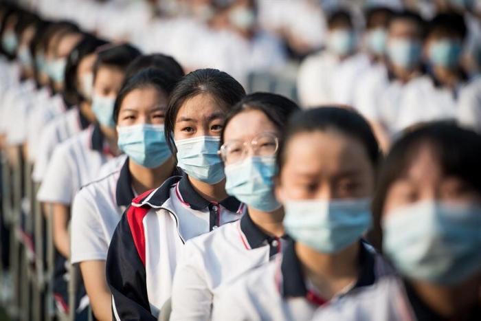 Las impactantes imágenes de la 'vuelta al cole' en Wuhan, epicentro de la pandemia