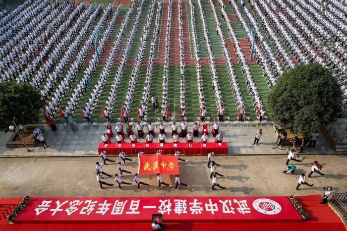 Las impactantes imágenes de la 'vuelta al cole' en Wuhan, epicentro de la pandemia