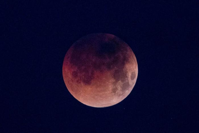 El impresionante espectáculo del último eclipse total de Luna