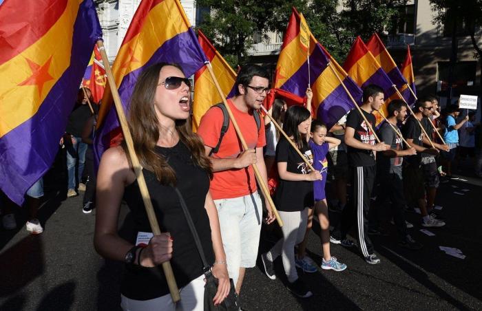 Miles personas se manifiestan en toda España para que se vote entre Monarquía o República