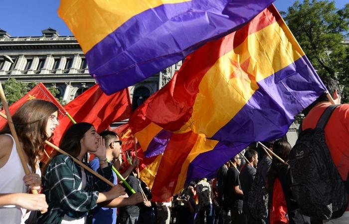 Miles personas se manifiestan en toda España para que se vote entre Monarquía o República