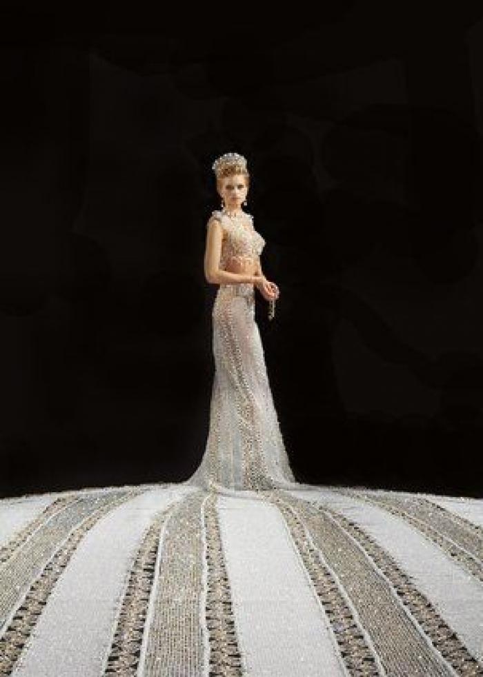 El vestido de novia ideal para excesivas: está hecho con perlas y pesa 180 kilos (FOTOS)