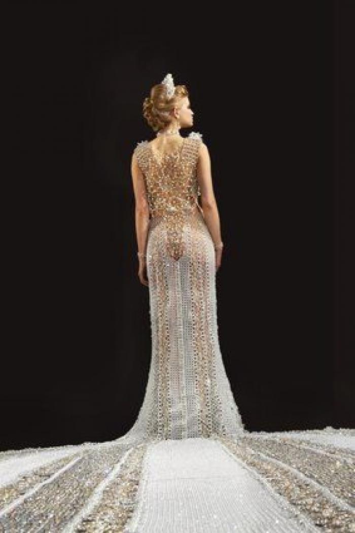 El vestido de novia ideal para excesivas: está hecho con perlas y pesa 180 kilos (FOTOS)